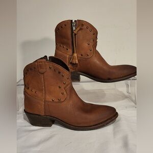 🧧Reduced Price....Vintage Shoe Company Leather Studded Cowgirl Boots